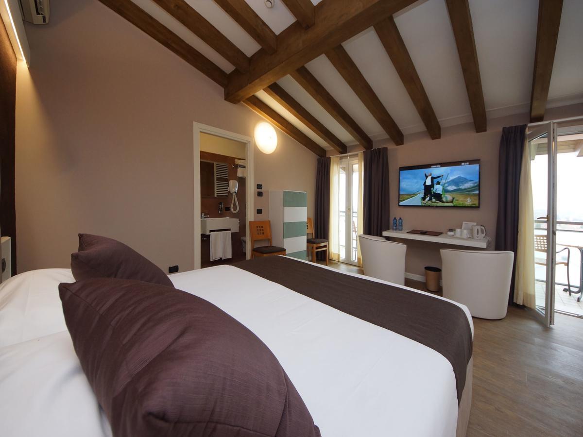 Camera Quadrupla Superior